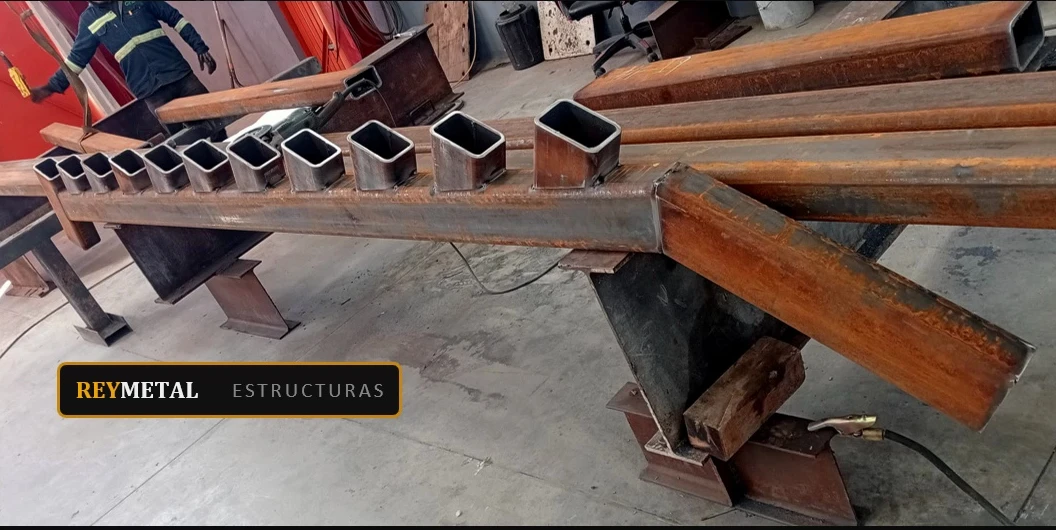 Armado de alfarda de acero en taller