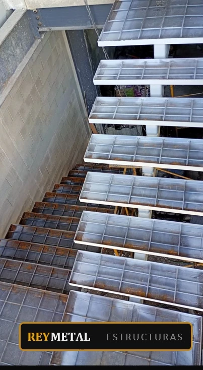 Escalera metálica instalada en obra